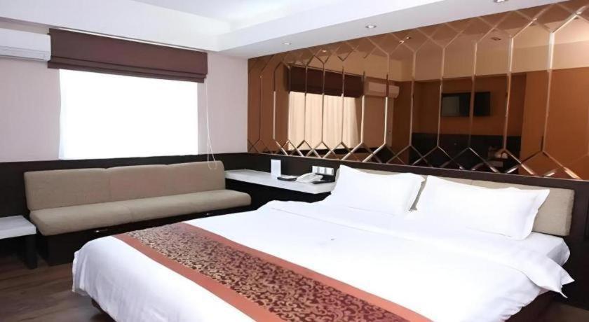 โรงแรมเฟเวอร์ มากาซาร์ ภายนอก รูปภาพ
