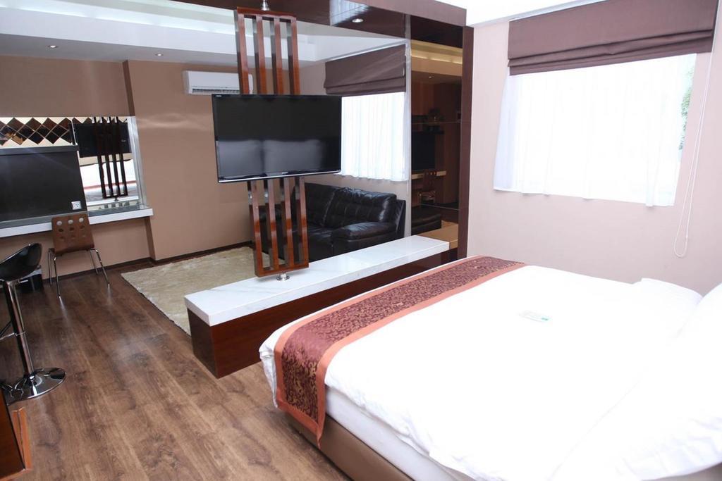 โรงแรมเฟเวอร์ มากาซาร์ ภายนอก รูปภาพ