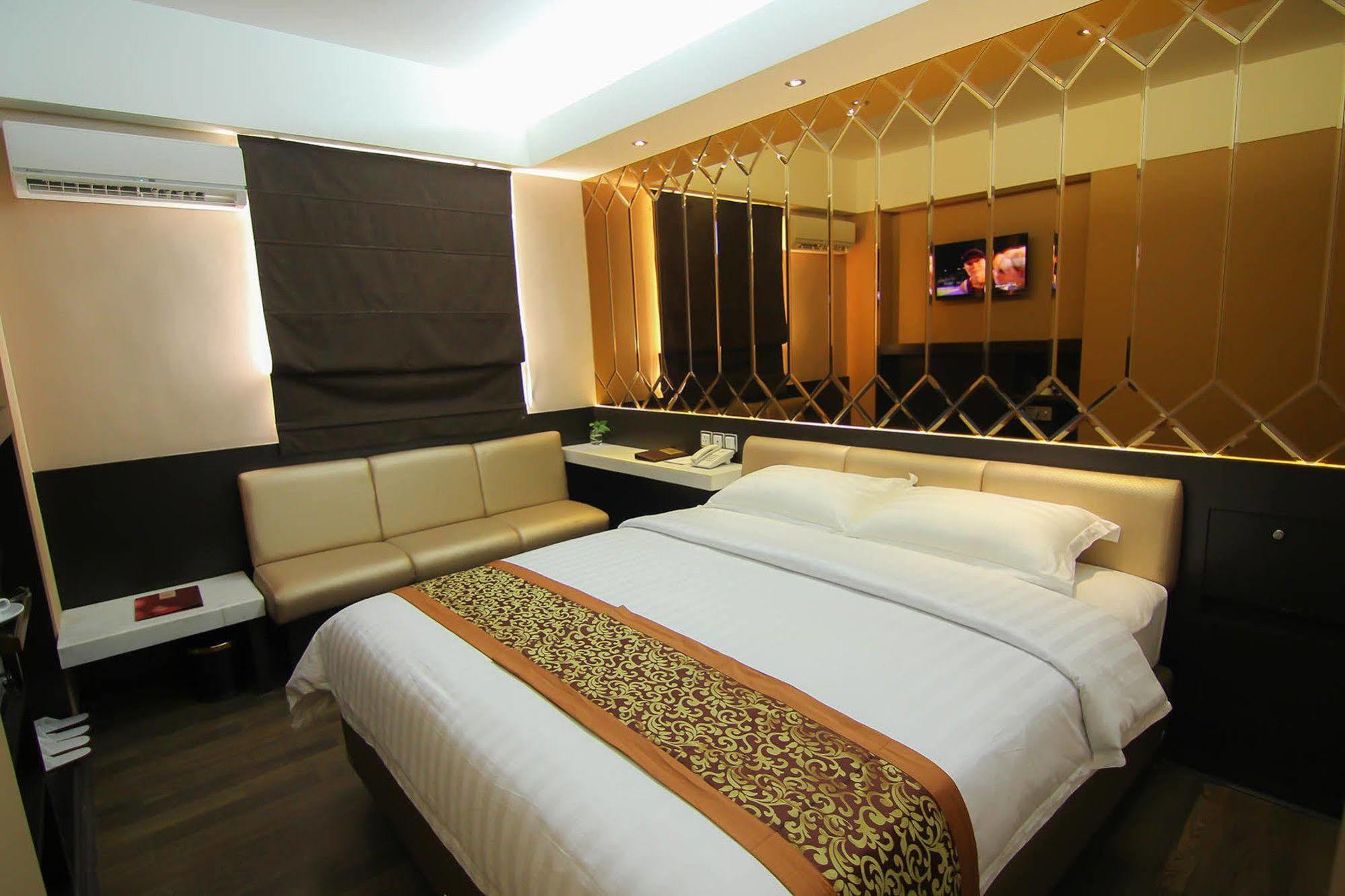 โรงแรมเฟเวอร์ มากาซาร์ ภายนอก รูปภาพ