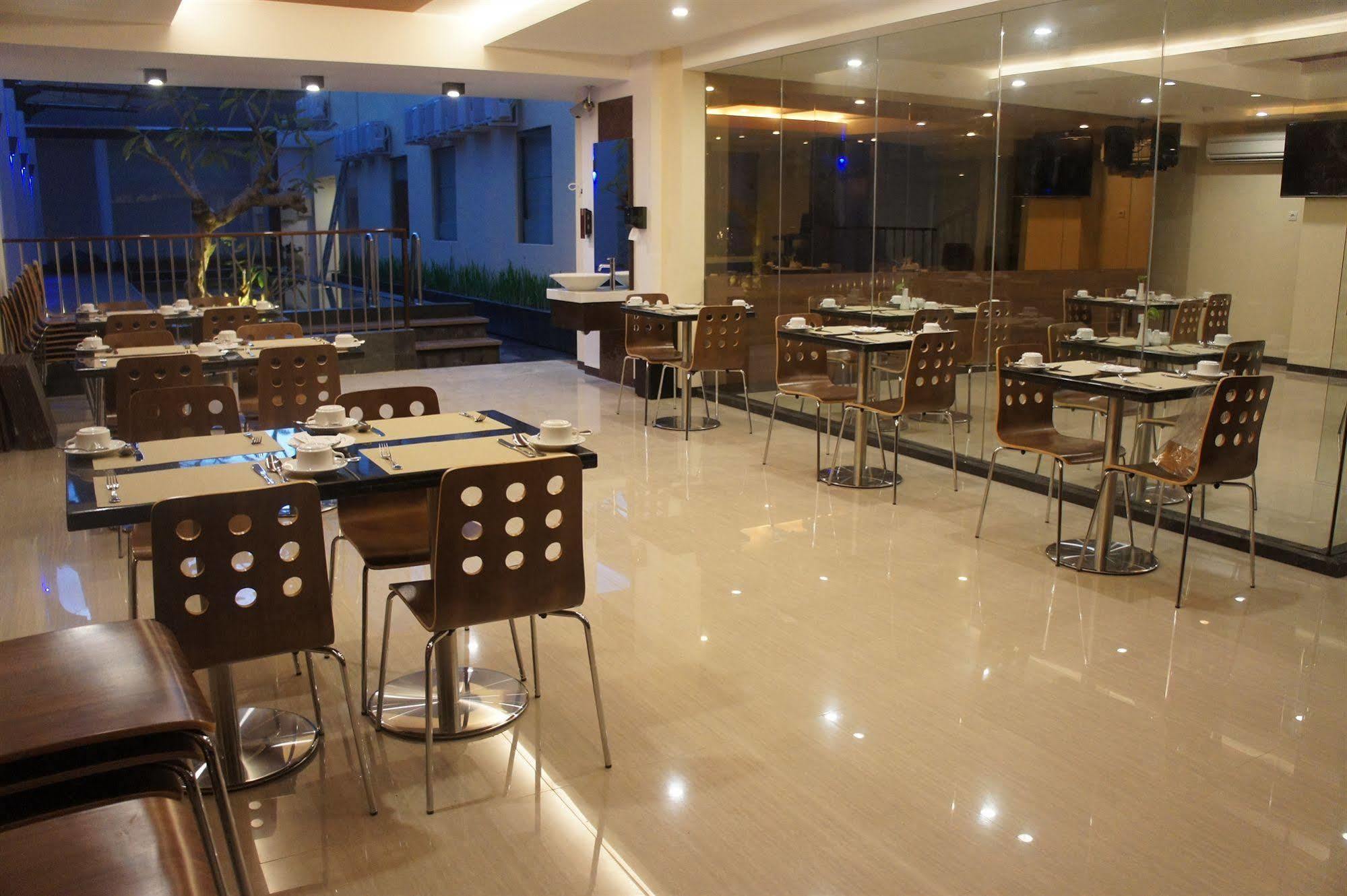 โรงแรมเฟเวอร์ มากาซาร์ ภายนอก รูปภาพ